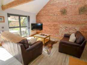 Pass the Keys Hemmel Barn - Ideal Family Getaway